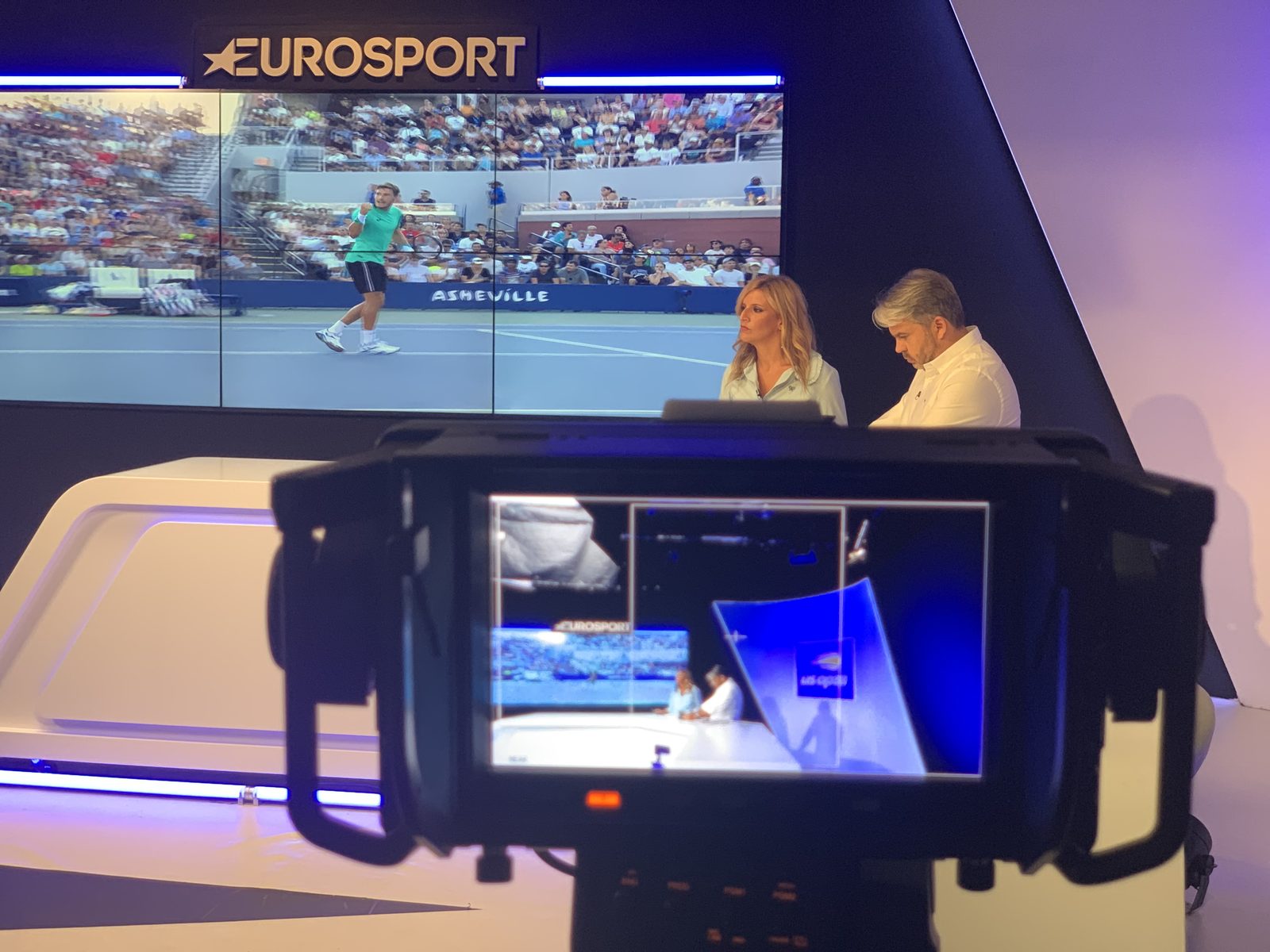 Plató de Eurosport con una retransmisión de tenis en la pantalla